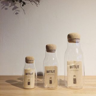 ✴︎
耐熱ガラスとコルクを組み合わせたボトル型キャニスター
・
600ml にはコーヒー豆やグラノーラ、300mlには茶葉やナッツ、150mlにはスパイスやハーブを入れるのにちょうどいいサイズ。
さりげなく置いてあるだけで、ステキな空間になりそうですね。
・
【KINTO】
BOTOLIT
600ml ¥2.000+税
300ml ¥1.400+税
150ml ¥1.200+税
・
本日1/27(月) 17:00まで営業しております。
・
#ハナレアルタナ
#インテリアショップ
#kinto
#botolit
#キャニスター
#収納
#コーヒー好き
#お茶好き
#スパイス好き
#富士市