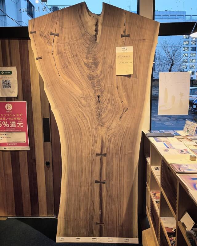 ✴︎<br /></noscript>
#mukuten ブラックウォールナット一枚板。<br />
<br />
枝分かれ部分の表情が愉しめるワイルドな一枚です。<br />
<br />
このテーブルを囲めば、大木の成長の跡が見え、話が盛り上がること間違いなし！<br />
<br />
ストーリーを語れる一枚板はいかがですか？<br />
<br />
一点モノならではの自慢できる個性的な板から、割れ少なめ、比較的ストレートな形のキレイ目の板までいろいろございます。<br />
<br />
ぜひ、一度ご覧くださいませ！<br />
✴︎<br />
明日1/24(金)11:00〜17:00オープンいたします。<br />
<br />
#ハナレアルタナ<br />
#mukuten <br />
#一枚板<br />
#一枚板テーブル<br />
#無垢板<br />
#ブラックウォールナット<br />
#ウォールナット<br />
#ダイニングテーブル<br />
#テーブル<br />
#一枚板探し<br />
#家具探し<br />
#インテリアショップ