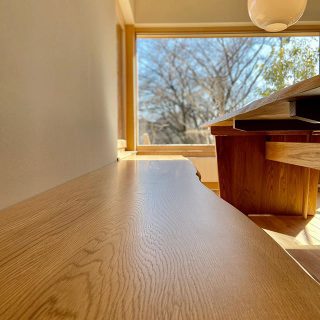 雨水 
春はもうすぐ。

一枚板のダイニングテーブルと
ベンチがお客様から好評です。

家族のシンボルツリーとして
一枚板の家具という選択肢
いかがでしょうか？
取り扱い@hanare_altana 
明日も10時Open

お気軽にお立ち寄りください。

お問い合わせは
Besso ALTANA
☎︎0545-67-3939へ

#窓#桜#ひだまり

#企画展
#ギャラリー
#openhouse 
#モデルハウス
#mukuten
#ダイニング
#ダイニングテーブル 
#ルイスポールセン#照明

#椅子
#ベンチ
#造作家具
#インテリア
#心地よい空間
#心地よい暮らし 
#パッシブデザイン
#デザイン#漆喰
#第一建設
#一枚板
#マイホーム計画中
#家づくり
#間取り
#収納術 
#富士市イベント
#静岡イベント
#富士市