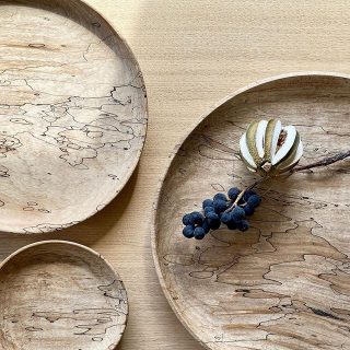 スポルテッド

黒く筋状に変色して出来た
造形的に美しい模様

自然美

@kobashi_urushikougei 
サイズ: 大・中・小 ※在庫各1 
明日木曜日
10時から16時オープン

お問い合わせは
Instagram ＤＭ または
Besso ALTANA
☎︎0545-67-3939まで

#器#木工作家#作家
#スポルテッド
#小端吾郎
#作品展
#販売

#展示会#モデルハウス
#アート#花のある暮らし 
#暮らし#心地よい暮らし 
#リビングインテリア 
#パッシブデザイン
#ドライフラワー
#インテリア
#デザイン
#HIBIKIの家
#一枚板
#間取り
#収納術
#器#花器
@livingd_works_daiichikensetsu 
@livingd_kibaco_03
#マイホーム計画中
#openhouse
#富士市
#静岡
#別荘
#四季