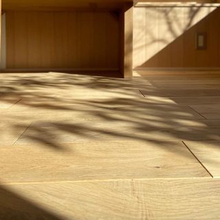 北海道の水楢

無垢床のぬくもり。

日射しが差し込む部屋は

ただそこにいるだけで幸せだ。

無条件で五感にひびく

心地よさを体感できます。

アルタナの別荘
@besso_altana 
十人十色の暮らし
@livingd_kibaco_03
2棟どちらもご覧いただけます。

お問い合わせは
Besso ALTANA
☎︎0545-67-3939へ

#openhouse 
#モデルハウス
#ベッソアルタナ
#別荘#五感#床材#国産木材 
#富士山のある風景 
#家具#テキスタイル
#ラグ#インテリア
#心地よい空間
#心地よい暮らし 
#パッシブデザイン
#サスティナブル
#デザイン
#第一建設
#一枚板
#マイホーム計画中
#家づくり
#間取り
#収納術 
#子育て
#ファミリー
#富士市イベント
#静岡イベント
#富士市#第一建設
@livingd_works_daiichikensetsu