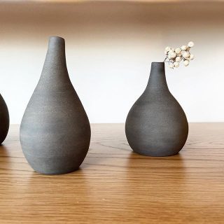 ひとつひとつ

形が違います。

どうぞお気に入りの作品を

見つけてくださいね。

富士見台分譲地 
目の前は大きな桜

春が待ち遠しいですね。と

お客様との会話が楽しい時間。

Besso  ALTANAは
火•水定休日となります。

お問い合わせは
Instagram DM又は
お電話でお願いいたします。
Besso ALTANA☎︎0545-67-3939

#藤井ノゾミ
#小端吾郎
#作品展
#販売

#展示会#モデルハウス
#アート#花のある暮らし 
#暮らし#心地よい暮らし 
#リビングインテリア 
#パッシブデザイン
#ドライフラワー
#インテリア
#デザイン
#HIBIKIの家
#一枚板
#間取り
#収納術
#器#花器
@livingd_works_daiichikensetsu 
@livingd_kibaco_03
#マイホーム計画中
#openhouse
#富士市
#静岡
#別荘
#四季