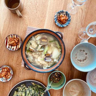 ダイニングテーブル

本日は韓国料理教室を開催
大きな一枚板のテーブルを囲み
美味しい楽しい時間となりました。

次回は4月10日(金)
韓国海苔巻きキンパを作ります。
詳細は改めて。

HIBIKI the MIRAIの
ダイニングテーブルは
北海道水楢を使用。

五感に響く　心地よさ。
ぜひBesso  ALTANAで
ゆったりとおくつろぎください。

#mukuten
お問合せ @hanare_altana 
#一枚板テーブル#家具
#北海道#水楢#国産
#ダイニングテーブル
#心地よい暮らし 
#心地よい空間
#家族#食卓
#暮らし
#暮らしを楽しむ
#暮らしを楽しむ家づくり 
#料理
#料理教室
#韓国料理
#器#うつわ好き 
#静岡#富士市
#富士市イベント