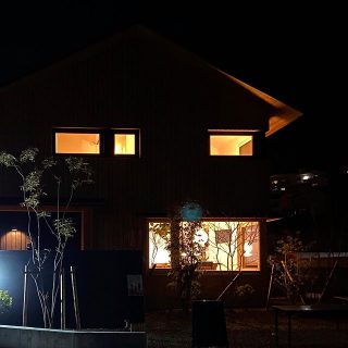 週末の
SUNDAY MARKET
並びにOPEN HOUSEへ
雨のなか多くの皆様に
御来場いただきました。

ありがとうございます。

また今週末も
OPEN HOUSE開催いたします。

この心地よさ
ぜひ御体感ください。

Besso  ALTANAは
火•水定休日となります。

お問い合わせは
Instagram DM又は
お電話でお願いいたします。
Besso ALTANA☎︎0545-67-3939

#夜#家族団欒#照明
#体感#五感#美しさ#心地よさ

#展示会#モデルハウス
#アート#花のある暮らし 
#暮らし#心地よい暮らし 
#リビングインテリア 
#パッシブデザイン
#デザイン
#HIBIKIの家
#間取り
#収納術
#一枚板
#家具
@livingd_works_daiichikensetsu 
@livingd_kibaco_03
#マイホーム計画中
#openhouse
#富士市
#静岡
#別荘
#四季