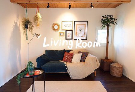 
リビングの風景をパシャリ📸﻿
﻿
写真の向かって右は南方面﻿
﻿
南側って、大きい窓をつけてたくさん光を取り込む！！って方が多いのでは🤔？うちはあえてつけずに、こもった空間を作って、落ち着くようにしてるんです🎵﻿
﻿
﻿
\ご質問、コメントお答えします✨/﻿
﻿
﻿
KIBACO 03ご見学できます！﻿
プロフィールのリンクからどうぞ✨﻿
﻿
﻿
﻿
@altana_cafe の別荘、　@besso_altana という場所に新しく完成した、#KIBACO03 は十人十色に家が変化﻿
﻿
第1弾お家のインテリアテーマは、﻿
『 #おんなのこのスキをつめこんだお家』﻿
﻿
produced by ﻿
@livingd_works_daiichikensetsu ﻿
﻿
﻿
﻿
﻿
#静岡﻿
#富士市﻿
#富士見台﻿
#ロングライフデザイン﻿
#お家づくり﻿
#暮らし方﻿
#帰りたくなるお家﻿
#新築計画中の人と繋がりたい﻿
#ママ﻿
#パパ﻿
#ちびっこ﻿
#おうち見学﻿
#富士市イベント﻿
#ファミリー﻿
#インスタ映え﻿
#富士市ママ﻿
#ママライフ﻿
#ベビー﻿
#子供のいる暮らし﻿
#プレママ﻿
#ママ友﻿
#お手入れ﻿
#女の子ママ﻿
#男の子ママ﻿
#livingroom﻿
#リビング﻿
#お家アイデア﻿
#インテリア﻿
﻿
﻿
﻿
﻿
<p>[button url='https://www.livingd.jp/besso_altana' title='Baeeo_ALTANAモデルハウス >>' color='#1e73be' icon=' icon-triangle-right' size='default' newwindow='1']</p>