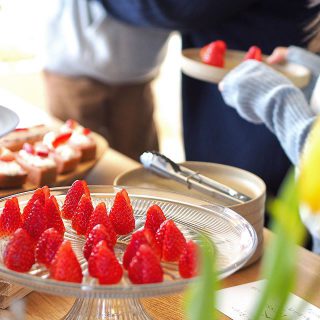 まるっとゼミは
スイーツビュッフェ付き

ご家族そろって
ぜひお楽しみくださいね。 ▶︎次回開催◀︎3月１日(日)午前10時〜12時
※予約制※定員3組

お申込みはお電話でお願いいたします。
Besso ALTANA☎︎0545-67-3939

Besso  ALTANAは
火•水定休日となります。

#まるっとゼミ
#スイーツビュッフェ 
#フィンガーフード
#静岡#イチゴ
#食べ比べ
#きらぴ香
#紅かおり 
#一枚板
#ダイニング
#ダイニングテーブル 
#波佐見焼 #器
#hasamiporcelain 
#ケーキスタンド
#暮らしを楽しむ
#花のある暮らし
#モデルハウス
#openhouse 
#五感#美しさ#別荘
#リビングインテリア 
#パッシブデザイン
#間取り
#収納術
#家具
@livingd_works_daiichikensetsu 
@livingd_kibaco_03
#静岡イベント
#富士市イベント