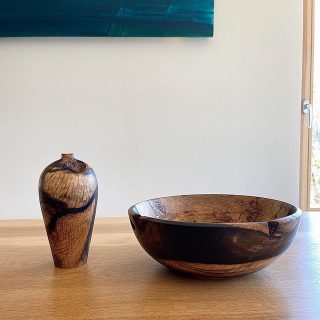 本日も御来場いただき
ありがとうございました。
見学ご相談はお気軽にどうぞ。

ダイニングテーブルで
お客様の目を引くこちらの作品

墨で書いた様な黒い紋様
希少な黒柿を使用しております。

Besso  ALTANAは
火•水定休日となります。

お問い合わせは
お電話でお願いいたします。
Besso ALTANA☎︎0545-67-3939

#黒柿
#希少

#藤井ノゾミ
#小端吾郎
#作品展
#販売

#展示会#モデルハウス
#アート#花のある暮らし 
#暮らし#心地よい暮らし 
#リビングインテリア 
#パッシブデザイン
#ドライフラワー
#インテリア
#デザイン
#HIBIKIの家
#一枚板
#間取り
#収納術
#器#花器
@livingd_works_daiichikensetsu 
@livingd_kibaco_03
#マイホーム計画中
#openhouse
#富士市
#静岡
#別荘
#四季
#桜