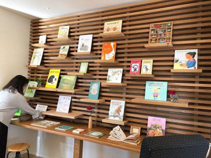 ,
   
モデルハウスにある 
第一建設 オリジナル商品
【 或る棚 アルタナ 】
   
雑誌などから絵本にチェンジ 🔄
   
春がテーマの本を中心に可愛らしい
イメージになりました🌸📖
   
,
,
#絵本#本棚#アルタナ#飾り棚#カウンター#造作棚#オリジナル商品#リノベーション#フリースペース#可動棚
------------------------------
@daiichi_fujieda
藤枝市水守2-1-1
TEL054-645-5900
------------------------------
,
,
住まいのご相談やモデルハウス見学 、お気軽にご予約ください😊
ご興味のある方はお電話、HP、DMからどうぞ！
,
livingd 第一建設 藤枝支店は#静岡県 #藤枝市 にあります✨
,
HOUSE OF THE YEAR in ENERGY 特別優秀賞3年連続特別優秀賞受賞や
#長期優良住宅 ZEH など性能の高い建物はもちろん#無垢の床 や#自然素材 を生かしたデザイン性のある注文住宅を中心に木の家 を造っています✨
,
藤枝支店は水曜日定休で#モデルハウス を公開中です！
隣接する XOXO （キスキス）はZEH仕様の #カフェ です。（こちらも水曜日定休）
子育て世代のパパ 静岡ママ にぴったりの#家づくり をサポートいたします✨  #施工実例