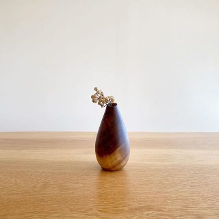 おはようございます。
追加作品が届きました。

会期あと９日。お見逃しなく。

MUKU ten.×器のしつらえ展　
Table3.「暮らしに花器を。」 木と土、ふたりの造形ー 小端吾郎 と 藤井ノゾミー

無垢一枚板テーブル #mukuten のある暮らしにしつらえる、「花器」。 静岡県を拠点に活動する木工作家・小端吾郎と陶芸作家・藤井ノゾミの二人展も開催中

会期:2/1(土)〜3/1(日)
定休日:(火)・(水)・2/2(日)・6(木)・22(土)

会場:Besso ALTANA
富士市富士見台5-2-1
tel.0545-67-3939 ✴︎器の展示販売いたします✴︎ 【作家在廊日】※変更する場合あり。
■小端吾郎:2/2(日)以外の日曜日
■藤井ノゾミ:2/22(土)以外の土曜日

皆さまの御来場お待ちしております。
お問い合わせはお気軽にどうぞ。

Besso ALTANA
☎︎0545-67-3939

#ハナレアルタナ
#mukuten 
#一枚板
#企画展
#exhibition
#ベッソアルタナ
#ドライフラワー
#器展
#二人展
#木工作家
#小端吾郎
#陶芸作家
#藤井ノゾミ
#自然素材
#器
#器好き
#静岡県
#富士市
#静岡イベント
#富士市イベント
#OPENHOUSE
#モデルハウス
#ギャラリー
#家づくり
#間取り
#収納術 
#暮らし
#日々
#別荘