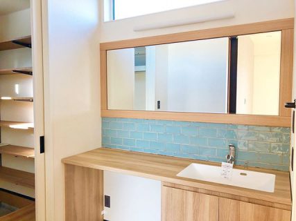    ,シューズクロークと繋がる洗面所💠   2/1(土)～2/11(火)   牧之原市大沢にて見学会開催中 ☀︎奥様の生活動線にこだわったお家です♩   詳細・ご予約はプロフィールURLから📬   ▷▶︎▷ @daiichi_fujieda   ,,#完成見学会#牧之原市#洗面所#タイル#青タイル#シューズクローク#壁掛け鏡#洗面鏡#大きな鏡#洗面収納#ナチュラル#ナチュラルデザイン#木目デザイン#造作洗面#造作化粧台#生活動線------------------------------@daiichi_fujieda藤枝市水守2-1-1TEL054-645-5900------------------------------, ,住まいのご相談やモデルハウス見学 、お気軽にご予約ください😊ご興味のある方はお電話、HP、DMからどうぞ！ ,livingd 第一建設 藤枝支店は#静岡県 #藤枝市 にあります✨,HOUSE OF THE YEAR in ENERGY 特別優秀賞3年連続特別優秀賞受賞や#長期優良住宅 ZEH など性能の高い建物はもちろん#無垢の床 や#自然素材 を生かしたデザイン性のある注文住宅を中心に木の家 を造っています✨,藤枝支店は水曜日定休で#モデルハウス を公開中です！隣接する XOXO （キスキス）はZEH仕様の #カフェ です。（こちらも水曜日定休）子育て世代のパパ 静岡ママ にぴったりの#家づくり をサポートいたします✨  #施工実例