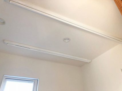 ,
   
3畳の脱衣場に設置されたホスクリーン👕👖☀✨
高さを調節出来るのは嬉しいですね🎵
   
,
,
#脱衣場#物干し#物干し竿#ホスクリーン
#ホスクリーン昇降式#室内用ホスクリーン
#洗濯#洗濯スペース#室内干し
------------------------------
@daiichi_fujieda
藤枝市水守2-1-1
TEL054-645-5900
------------------------------
, ,
住まいのご相談やモデルハウス見学 、お気軽にご予約ください😊
ご興味のある方はお電話、HP、DMからどうぞ！ ,
livingd 第一建設 藤枝支店は#静岡県 #藤枝市 にあります✨
,
HOUSE OF THE YEAR in ENERGY 特別優秀賞3年連続特別優秀賞受賞や
#長期優良住宅 ZEH など性能の高い建物はもちろん#無垢の床 や#自然素材 を生かしたデザイン性のある注文住宅を中心に木の家 を造っています✨
,
藤枝支店は水曜日定休で#モデルハウス を公開中です！
隣接する XOXO （キスキス）はZEH仕様の #カフェ です。（こちらも水曜日定休）
子育て世代のパパ 静岡ママ にぴったりの#家づくり をサポートいたします✨  #施工実例