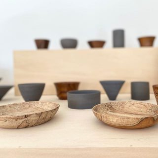 本日　藤井ノゾミさん在廊

MUKU ten.×器のしつらえ展　
Table3.「暮らしに花器を。」 木と土、ふたりの造形ー 小端吾郎 と 藤井ノゾミー

無垢一枚板テーブル #mukuten のある暮らしにしつらえる、「花器」。 静岡県を拠点に活動する木工作家・小端吾郎と陶芸作家・藤井ノゾミの二人展も開催中

会期:2/1(土)〜3/1(日)
定休日:(火)・(水)・2/2(日)・6(木)・22(土)

会場:Besso ALTANA
富士市富士見台5-2-1
tel.0545-67-3939 ✴︎器の展示販売いたします✴︎ 【作家在廊日】※変更する場合あり。
■小端吾郎:2/2(日)以外の日曜日
■藤井ノゾミ:2/22(土)以外の土曜日

皆さまの御来場
お待ちしております。

#ハナレアルタナ
#mukuten 
#一枚板
#ミズナラ
#企画展
#exhibition
#ベッソアルタナ
#器展
#二人展
#木工作家
#小端吾郎
#陶芸作家
#藤井ノゾミ
#自然素材
#器
#器好き
#静岡県
#富士市
#静岡イベント
#富士市イベント
#OPENHOUSE
#ギャラリー
#家づくり
#暮らし