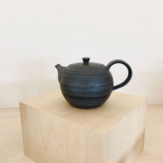 お茶の時間。

素敵な急須があれば

より落ち着く時間になる。

企画展『暮らしに花器を。』
木と土、ふたりの造形
小端五郎と藤井ノゾミ

いよいよ今週末まで。

Besso  ALTANAは
火•水定休日となります。

お問い合わせは
お電話でお願いいたします。
Besso ALTANA☎︎0545-67-3939

#急須
#お茶の時間

#藤井ノゾミ
#小端吾郎
#作品展
#販売

#展示会#モデルハウス
#アート#花のある暮らし 
#暮らし#心地よい暮らし 
#リビングインテリア 
#パッシブデザイン
#丁寧な暮らし
#インテリア
#デザイン
#HIBIKIの家
#一枚板
#間取り
#収納術
#器#器好き#新生活
@livingd_works_daiichikensetsu 
@livingd_kibaco_03
#マイホーム計画中
#openhouse
#富士市
#静岡
#別荘