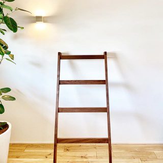 見せて楽しむ収納術。

主寝室に

Master wal (マスターウォール) " SCARA DENIM LUCK ”を。

デニムをかけるだけでなく、

ストールを掛けたりと

アレンジ自由自在

使う場所を選ばないのも

オススメポイントの１つ。

Besso ALTANAで御覧いただけます。

取扱店:@hanare_altana ▶︎Besso  ALTANAは
火•水定休日となります。

お問い合わせは
Instagram DM又は
お電話でお願いいたします。
Besso ALTANA☎︎0545-67-3939

#家具
#デニム
#マスターウォール 
#SCARADENIMLUCK
#収納#収納術 
#hibikithemirai
#屋久島地杉
#外壁
#サスティナブル
#パッシブデザイン 
#ロングライフ
#bessoaltana 
#アルタナ
#別荘
#livingd
#第一建設
#暮らしを楽しむ 
#富士山が見える
#分譲地#桜#四季
#富士見台
#富士市
#静岡
#家づくり
#モデルハウス
#マイホーム計画