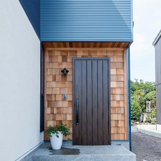 ・
木のシングルパネル外壁は、ウェスタンレッドシダー天然木

ネイビーの金属外壁と白い塗り壁で合わせる。

洗い出し仕上げのポーチ土間は、ストックスペースのある家族用の内玄関につながる。

#玄関
#土間
#洗い出し仕上げ 
#ウェスタンレッドシダー 
#玄関収納
#ガルバリウム 
#ジョリパット 
#シングルパネル 
#hibikiプレミアムの家 
#ZEHの家
#富士市天間の家

資料請求・ブログ・会社のコト・イベント・見学会情報
もっと詳しくはプロフィールページのURLをクリック！
.
.
━━━━━━━━━━━━━━━━
◎新築住宅の実例を紹介しています！ 🏠 ▶︎ @livingd_works_daiichikensetsu ◎写真の気になることやご質問 メッセージでお気軽に！
担当建築士・デザイナー・コーディネーターがお答えしています！ ▶︎ @livingd_works_daiichikensetsu ━━━━━━━━━━━━━━━━ .
.
1973年創業　ロングライフカンパニー LivingD 第一建設株式会社のオリジナルブランド
HIBIKIの家・KIBACOの家は
◎命を守る家
◎未来性能の家
◎ロングライフ設計
を基準に「自然美」×「機能美」×「性能美」を兼ね備え
未来を見据えたロングライフデザイン の家です！
.
.
この先の未来も、実績あるプロフェッショナル集団が
住まいと暮らしづくりをサポートします！
.
2019年12月OPEN　新モデルハウス　建築中 @besso_altana
.
拠点
富士支店・沼津支店・藤枝支店・富士吉田支店
━━━━━━━━━━━━━━━━
新築・リフォーム・リノベーション
施工エリア
━━━━━━━━━━━━━━━━
静岡県
#富士市 #富士宮市  #沼津市  #三島市・函南町・裾野市・御殿場市・小山町・
伊豆市・伊豆の国市・長泉町・清水町・熱海市・伊東市
静岡市・藤枝市・焼津市・島田市・吉田町・御前崎市・菊川市・牧之原市・掛川市
山梨県

山梨県
富士吉田市・甲府市・都留市・甲斐市・笛吹市・西桂町・忍野村・山中湖村・鳴沢村・富士河口湖町
━━━━━━━━━━━━━━━━
住まいと暮らしの LivingD 事業
━━━━━━━━━━━━━━━━
新築住宅・店舗・設計施工 
リフォーム・リノベーション・メンテナンス
不動産開発分譲・賃貸管理
家具・インテリア @hanare_altana
カフェ @altana_cafe @home_cafe_xoxo  @cafe_ldk
保険・ファイナンシャル・プランニング  #マイホーム計画 
#マイホーム計画中の人と繋がりたい 
#注文住宅 #注文住宅新築 #新築 #新築一戸建て #マイホーム計画 #新築注文住宅 #新築マイホーム #新築住宅  #一戸建て #戸建て #お家 #おうち