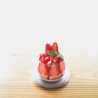 こちらは  @altana_cafe （水曜日定休）
季節限定メニューのご紹介です。 -苺つぼみのパンナコッタパルフェ-

フレッシュイチゴを輪切り、賽の目とカットを変えてふんだんに使用した贅沢な春パルフェ。ガラスカップの最下層に可愛いピンク色の自家製イチゴパンナコッタ、その上に食べやすいキューブ状の自家製プレーンシフォンケーキを重ね春を待ちわびる、開きかけの花つぼみをイメージしてイチゴをレイアウトしました。

器は @hanare_altana 取扱い

アルタナカフェ @altana_cafe 
アルタナの別荘 @besso_altana 
ちょうど良いしつらえ @hanare_altana

#アルタナパフェ

#イチゴ
#いちご
#strawberry 
#花
#蕾

#期間限定
#新メニュー
#静岡カフェ 
#富士市カフェ 
#ブックカフェ
#アルタナカフェ 
#ハナレアルタナ
#ベッソアルタナ
#カフェ巡り 
#富士市
#パフェ
#春
#春色
#kinto
#パフェ部
#カフェ
#スイーツ
#スイーツ巡り
#静岡#followｍe