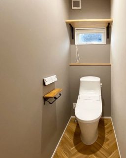 ,
   
2階のトイレは、
グレー×木目クッションフロア✨
   
   3/21(土)～4/5(日)
予約制の完成見学会開催中🏡

見どころポイントは、
   
・キッチンから見渡せる  大空間22帖のLDK＋和室✨
   
・ガルバリウム鋼板×天然木  がマッチする外観
   
お気軽にご予約くださいᐠ( ᐢᐢ )♪
   
見学会ご予約・詳細はプロフィールURLより✉
,
,
#完成見学会#トイレ#クッションフロア#新築一戸建て#洗面#トイレ洗面#木目#トイレクロス#グレー#グレークロス#お手洗い#2階トイレ#トイレ窓
------------------------------
@daiichi_fujieda
藤枝市水守2-1-1
TEL054-645-5900
------------------------------
,
,
住まいのご相談やモデルハウス見学 、お気軽にご予約ください😊
ご興味のある方はお電話、HP、DMからどうぞ！
,
livingd 第一建設 藤枝支店は#静岡県 #藤枝市 にあります✨
,
HOUSE OF THE YEAR in ENERGY 特別優秀賞3年連続特別優秀賞受賞や
#長期優良住宅 ZEH など性能の高い建物はもちろん#無垢の床 や#自然素材 を生かしたデザイン性のある注文住宅を中心に木の家 を造っています✨
,
藤枝支店は水曜日定休で#モデルハウス を公開中です！
隣接する XOXO （キスキス）はZEH仕様の #カフェ です。（水曜＆土曜 定休）
子育て世代のパパ 静岡ママ にぴったりの#家づくり をサポートいたします✨  #施工実例