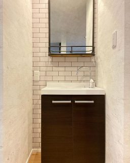 ・
2階にあると便利な洗面台。
ちょっと使えれば良いって時に
このサイズはちょうどいい👌✨
沼津大岡KIBACO_01の見学会は
いよいよ本日が最終日です。
・
オープン見学会
3月14日(土)15日(日)
10時00分〜16時00分
沼津市大岡KIBACO_01
完成見学会開催中🏠✨
詳細は右へスワイプでQRから👆
#沼津市大岡KIBACO_01_N1
-
-
-
詳細や質問はメールやDMでご連絡ください✉️
-
家づくりのこだわりは様々💡
それはお施主様も建築会社も同じ👌
数枚の四角だけでは伝え切れない
第一建設の家づくりに対する想い。
それはホームページを覗いてみてください☺️
-
〜〜〜〜〜〜〜〜〜〜〜〜〜〜〜〜
夢を描こう。創ろう。
#LivingD の第一建設
ホームページはプロフィールから。
🏠 ▶︎▶︎▶︎ @livingd_numazu
〜〜〜〜〜〜〜〜〜〜〜〜〜〜〜〜
-
#第一建設 沼津支店は沼津ぐるめ街道沿いにあり、カフェ(@cafe_ldk)併設のモデルハウスが隣接しています。
日替りで五感を刺激するイベントを開催中。
詳しくはCulas+沼津(@culasplus_numazu)から。
楽しい#家づくり を共有しましょう😊
-
=施工エリア例==========
沼津市 三島市 清水町 長泉町
裾野市 御殿場市 小山町 
函南町 伊豆の国市 伊豆市 他
====================
-
-
#沼津 #富士 #静岡 #HIBIKI #KIBACO_01 #新築 #住宅 #注文住宅 #自由設計 #マイホーム  #施工実例 #内観 #インテリア #洗面台 #自然素材 #木と暮らす #木の家 #おしゃれな家 #高性能住宅 #見学会 #完成見学会