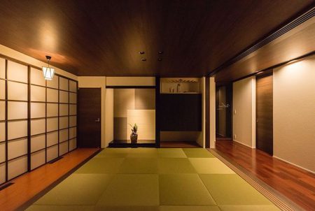 ・
床の間のある風情あるダーク系和室

和室×床の間×吊押入×神棚×透かしの格子戸

大人の雰囲気の落ち着いた和の空間

和モダンの平屋
・
・
#和室
#和モダン 
#平屋
#デザイン住宅
#大人の雰囲気 
#吊押入
#サペリ 
#たたみ 
#長期優良住宅
#hibikiプレミアムの家 
#床の間 
#富士宮市外神の家

資料請求・ブログ・会社のコト・イベント・見学会情報
もっと詳しくはプロフィールページのURLをクリック！
.
.
━━━━━━━━━━━━━━━━
◎新築住宅の実例を紹介しています！ 🏠 ▶︎ @livingd_works_daiichikensetsu ◎写真の気になることやご質問 メッセージでお気軽に！
担当建築士・デザイナー・コーディネーターがお答えしています！ ▶︎ @livingd_works_daiichikensetsu ━━━━━━━━━━━━━━━━ .
.
1973年創業　ロングライフカンパニー LivingD 第一建設株式会社のオリジナルブランド
HIBIKIの家・KIBACOの家は
◎命を守る家
◎未来性能の家
◎ロングライフ設計
を基準に「自然美」×「機能美」×「性能美」を兼ね備え
未来を見据えたロングライフデザイン の家です！
.
.
この先の未来も、実績あるプロフェッショナル集団が
住まいと暮らしづくりをサポートします！
.
2019年12月OPEN　新モデルハウス　建築中 @besso_altana
.
拠点
富士支店・沼津支店・藤枝支店・富士吉田支店
━━━━━━━━━━━━━━━━
新築・リフォーム・リノベーション
施工エリア
━━━━━━━━━━━━━━━━
静岡県
#富士市 #富士宮市  #沼津市  #三島市・函南町・裾野市・御殿場市・小山町・
伊豆市・伊豆の国市・長泉町・清水町・熱海市・伊東市
静岡市・藤枝市・焼津市・島田市・吉田町・御前崎市・菊川市・牧之原市・掛川市

山梨県
富士吉田市・甲府市・都留市・甲斐市・笛吹市・西桂町・忍野村・山中湖村・鳴沢村・富士河口湖町
━━━━━━━━━━━━━━━━
住まいと暮らしの LivingD 事業
━━━━━━━━━━━━━━━━
新築住宅・店舗・設計施工 
リフォーム・リノベーション・メンテナンス
不動産開発分譲・賃貸管理
家具・インテリア @hanare_altana
カフェ @altana_cafe @home_cafe_xoxo  @cafe_ldk
保険・ファイナンシャル・プランニング ・
・
#マイホーム計画 
#マイホーム計画中の人と繋がりたい 
#注文住宅 #注文住宅新築 #新築 #新築一戸建て #マイホーム計画 #新築注文住宅 #新築マイホーム #新築住宅  #一戸建て #戸建て #お家 #おうち