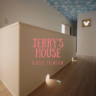 ・
ねずみのおうちの入口に見立てたナイトライトニッチ　
ージェリーの隠れ家ー
#富士宮市淀平町音符手すりとミッキーの２世帯住宅
@livingd_works_daiichikensetsu ・
・
#第一建設 #アルタナカフェ 
#hibiki #静岡 
#ニッチ #ナイトライト #フットライト 
#間接照明 #常夜灯 #明かり 
#トムとジェリー #ジェリー #ねずみ 
#住宅 #マイホーム計画 
#マイホーム計画中の人と繋がりたい 
#注文住宅  #新築 #新築一戸建て  #一戸建て #戸建て #お家 #おうち #ldk 
#富士市 #富士宮市  #沼津市  #三島市

新モデルハウス公開中。 @besso_altana 
家具・インテリア @hanare_altana

カフェ 
@altana_cafe @home_cafe_xoxo 
@cafe_ldk