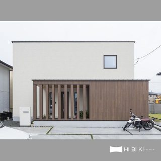 . 通り土間ポーチを
アクセントにした、北入りデザインの家。 ・
濡れない
隠せる
しまえる
の3拍子。

バイクや自転車置き場にも

#外観デザイン 
#外観おしゃれ
#自転車置き場
#バイク
#玄関
#玄関ポーチ
#通り土間 . 自然美と機能美をコーディネートした インテリア ・ 大きな窓は高性能樹脂窓だから見た目も体感も快適 デザインと性能を兼ね備える 自然美 機能美 性能美 デザインと性能と快適を兼ね備える家。 ・ 富士市中庭を囲む家 ・ 
#中庭  #ウエスタンレッドシダー 
#HIBIKIプレミアムの家 . 資料請求・ブログ・会社のコト・イベント・見学会情報 もっと詳しくはプロフィールページのURLをクリック！ . . ━━━━━━━━━━━━━━━━ ◎新築住宅の実例を紹介しています！�🏠 ▶︎ @livingd_works_daiichikensetsu ・ ◎写真の気になることやご質問�メッセージでお気軽に！ 担当建築士・デザイナー・コーディネーターがお答えしています！ ▶︎ @livingd_works_daiichikensetsu ━━━━━━━━━━━━━━━━ . . 1973年創業　ロングライフカンパニー�LivingD 第一建設株式会社のオリジナルブランド HIBIKIの家・KIBACOの家は ◎命を守る家 ◎未来性能の家 ◎ロングライフ設計 を基準に「自然美」×「機能美」×「性能美」を兼ね備え 未来を見据えたロングライフデザイン の家です！ . . この先の未来も、実績あるプロフェッショナル集団が 住まいと暮らしづくりをサポートします！ . 新モデルハウス公開中。�@besso_altana . 拠点 富士支店・沼津支店・藤枝支店・富士吉田支店 ━━━━━━━━━━━━━━━━ 新築・リフォーム・リノベーション 施工エリア ━━━━━━━━━━━━━━━━ 静岡県 #富士市 #富士宮市 #沼津市 #三島市・函南町・裾野市・御殿場市・小山町・ 伊豆市・伊豆の国市・長泉町・清水町・熱海市・伊東市 静岡市・藤枝市・焼津市・島田市・吉田町・御前崎市・菊川市・牧之原市・掛川市 山梨県 山梨県 富士吉田市・甲府市・都留市・甲斐市・笛吹市・西桂町・忍野村・山中湖村・鳴沢村・富士河口湖町 ━━━━━━━━━━━━━━━━ 住まいと暮らしの LivingD 事業 ━━━━━━━━━━━━━━━━ #マイホーム計画 #マイホーム計画中の人と繋がりたい #注文住宅 #新築 #新築一戸建て #マイホーム計画 #新築注文住宅 #新築マイホーム #新築住宅 #一戸建て #戸建て #お家 #hibiki  #リノベーション #ロングライフデザイン #注文住宅 #家具　#インテリアデザイン