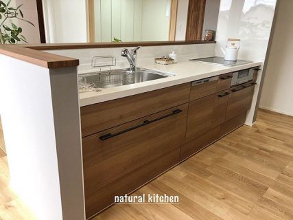 ,
   
木目調で統一された
ナチュラルテイストなキッチン🌿    
   3/21(土)～4/5(日)
   
「 春の陽差しで家中あったか ☀︎ 」の家
   
   予約制の完成見学会開催中🏡
   
お気軽にご予約くださいᐠ( ᐢᐢ )♪
   
見学会ご予約・詳細はプロフィールURLより✉
,
,
#見学会#静岡市#新築一戸建て#無垢床#ナチュラルテイストの家#ナチュラルテイスト#キッチン#アイランドキッチン#アクセントクロス#キッチンクロス#ihコンロ#盆栽#オーク床
------------------------------
@daiichi_fujieda
藤枝市水守2-1-1
TEL054-645-5900
------------------------------
,
,
住まいのご相談やモデルハウス見学 、お気軽にご予約ください😊
ご興味のある方はお電話、HP、DMからどうぞ！
,
livingd 第一建設 藤枝支店は#静岡県 #藤枝市 にあります✨
,
HOUSE OF THE YEAR in ENERGY 特別優秀賞3年連続特別優秀賞受賞や
#長期優良住宅 ZEH など性能の高い建物はもちろん#無垢の床 や#自然素材 を生かしたデザイン性のある注文住宅を中心に木の家 を造っています✨
,
藤枝支店は水曜日定休で#モデルハウス を公開中です！
隣接する XOXO （キスキス）はZEH仕様の #カフェ です。（水曜＆土曜 定休）
子育て世代のパパ 静岡ママ にぴったりの#家づくり をサポートいたします✨  #施工実例