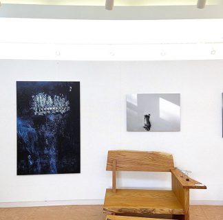 ✏︎企画展　
写真家岡部稔×MUKU ten.

長泉町スルガ平にある
ギャラリータケイ様にて
明日まで開催となります。

Besso  ALTANAの
大きなダイニングテーブル
お客様からも好評です。

御家族の
シンボルツリーとして
一枚板のテーブルという選択

それもまた素敵だと思う。

Besso  ALTANAは
明日も10時オープン

アルタナの別荘
@besso_altana 
十人十色の暮らし
@livingd_kibaco_03
2棟どちらもご覧いただけます。

お問い合わせは
Besso ALTANA
☎︎0545-67-3939へ

#ギャラリー
#写真家
#岡部稔
#建築デザイナー
#高山まさき
#ハナレアルタナ
#mukuten
#造作家具

#openhouse 
#モデルハウス

#アート#写真#しつらえ
#上質な暮らし#上質
#心地よい暮らし 
#パッシブデザイン
#デザイン
#第一建設
#一枚板
#マイホーム計画中
#家づくり
#間取り
#収納術 
#子育て
#ファミリー
#富士市イベント
#沼津市
#三島市
#静岡市

@livingd_works_daiichikensetsu