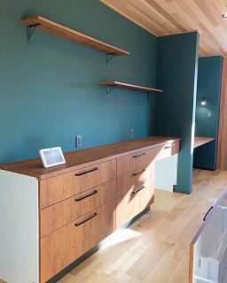    
,
キッチンの後ろのクロスを
一面 ダークグリーンにみどり
   
奥にはカウンターを設置
   
緑色は見ていても疲れない色なので
勉強や仕事にも集中出来そうですね🍀*゜
,
,
#キッチン#キッチン収納#キッチンクロス#アクセントクロス#ダークグリーン#家事スペース#見せる収納#アイランドキッチン#木目天井#レッドシダー#レッドシダーの天井#無垢床#カウンター#造作カウンター
------------------------------
@daiichi_fujieda
藤枝市水守2-1-1
TEL054-645-5900
------------------------------
,
,
住まいのご相談やモデルハウス見学 、お気軽にご予約ください😊
ご興味のある方はお電話、HP、DMからどうぞ！
,
livingd 第一建設 藤枝支店は#静岡県 #藤枝市 にあります✨
,
HOUSE OF THE YEAR in ENERGY 特別優秀賞3年連続特別優秀賞受賞や
#長期優良住宅 ZEH など性能の高い建物はもちろん#無垢の床 や#自然素材 を生かしたデザイン性のある注文住宅を中心に木の家 を造っています✨
,
藤枝支店は水曜日定休で#モデルハウス を公開中です！
隣接する XOXO （キスキス）はZEH仕様の #カフェ です。（水曜＆土曜 定休）
子育て世代のパパ 静岡ママ にぴったりの#家づくり をサポートいたします✨  #施工実例