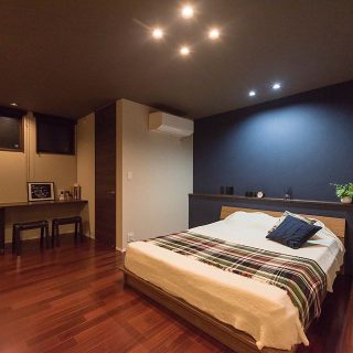 ・ サペリの赤い床

ネイビーのアクセントクロス

グレーの天井

窓際に書斎スペース

落ち着いた大人のBEDROOM

#寝室 
#ベッドルーム 
#bedroom 
#書斎 
#サペリ 
#ネイビー 
#グレー 
#デザイン住宅
#長期優良住宅
#hibikiプレミアムの家 
#富士宮市外神の家

資料請求・ブログ・会社のコト・イベント・見学会情報
もっと詳しくはプロフィールページのURLをクリック！
.
.
━━━━━━━━━━━━━━━━
◎新築住宅の実例を紹介しています！ 🏠 ▶︎ @livingd_works_daiichikensetsu ◎写真の気になることやご質問 メッセージでお気軽に！
担当建築士・デザイナー・コーディネーターがお答えしています！ ▶︎ @livingd_works_daiichikensetsu ━━━━━━━━━━━━━━━━ .
.
1973年創業　ロングライフカンパニー LivingD 第一建設株式会社のオリジナルブランド
HIBIKIの家・KIBACOの家は
◎命を守る家
◎未来性能の家
◎ロングライフ設計
を基準に「自然美」×「機能美」×「性能美」を兼ね備え
未来を見据えたロングライフデザイン の家です！
.
.
この先の未来も、実績あるプロフェッショナル集団が
住まいと暮らしづくりをサポートします！
.
2019年12月OPEN　新モデルハウス　建築中 @besso_altana
.
拠点
富士支店・沼津支店・藤枝支店・富士吉田支店
━━━━━━━━━━━━━━━━
新築・リフォーム・リノベーション
施工エリア
━━━━━━━━━━━━━━━━
静岡県
#富士市 #富士宮市  #沼津市  #三島市・函南町・裾野市・御殿場市・小山町・
伊豆市・伊豆の国市・長泉町・清水町・熱海市・伊東市
静岡市・藤枝市・焼津市・島田市・吉田町・御前崎市・菊川市・牧之原市・掛川市
山梨県

山梨県
富士吉田市・甲府市・都留市・甲斐市・笛吹市・西桂町・忍野村・山中湖村・鳴沢村・富士河口湖町
━━━━━━━━━━━━━━━━
住まいと暮らしの LivingD 事業
━━━━━━━━━━━━━━━━
新築住宅・店舗・設計施工 
リフォーム・リノベーション・メンテナンス
不動産開発分譲・賃貸管理
家具・インテリア @hanare_altana
カフェ @altana_cafe @home_cafe_xoxo  @cafe_ldk
保険・ファイナンシャル・プランニング ・
#マイホーム計画 
#マイホーム計画中の人と繋がりたい 
#注文住宅 #注文住宅新築 #新築 #新築一戸建て #マイホーム計画 #新築注文住宅 #新築マイホーム #新築住宅  #一戸建て #戸建て #お家 #おうち#ネイビ #1チャンネル