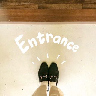 ﻿
﻿
玄関を入ると﻿
床はモルタル仕上げになっています👌﻿
﻿
ヒビが味となってオシャレな仕上がりに✨﻿
﻿
﻿
▽△▽△▽△▽△▽△▽△▽△▽△▽△▽△▽△▽△▽△▽﻿
KIBACO03モデルハウスご見学出来ます🙌﻿
プロフィール画面のURLからGO！﻿
﻿
コロナ対策として、﻿
室内の換気・除菌を徹底しております！﻿
▽△▽△▽△▽△▽△▽△▽△▽△▽△▽△▽△▽△▽△▽﻿
﻿
﻿ \ご質問、コメントお答えします✨/﻿
﻿
あのインテリアどこの？﻿
壁紙どこの？﻿
ベッソアルタナってどこ？﻿
﻿
などなどお待ちしてます😊﻿
﻿
KIBACO03以外のご質問もお答えします！お気軽にどうぞ🎵﻿
﻿
﻿
﻿
@altana_cafe の別荘、 @besso_altana という場所に新しく完成した、#KIBACO03 は十人十色に家が変化﻿
﻿
第1弾お家のインテリアテーマは、﻿
『 #おんなのこのスキをつめこんだお家』﻿
﻿
produced by ﻿
@livingd_works_daiichikensetsu ﻿
﻿
﻿
﻿
﻿
#静岡﻿
#富士市﻿
#富士見台﻿
#ロングライフデザイン﻿
#お家づくり﻿
#暮らし方﻿
#新築計画中の人と繋がりたい﻿
#ママ﻿
#パパ﻿
#おうち見学﻿
#富士市イベント﻿
#ファミリー﻿
#インスタ映え﻿
#富士市ママ﻿
#ママライフ﻿
#ベビー﻿
#子供のいる暮らし﻿
#プレママ﻿
#ママ友﻿
#女の子ママ﻿
#男の子ママ﻿
#規格住宅﻿
#インテリア﻿
#モルタル﻿
#モルタル玄関 
#エントランス﻿
#玄関﻿
<p>[button url='https://www.livingd.jp/besso_altana' title='Baeeo_ALTANAモデルハウス >>' color='#1e73be' icon=' icon-triangle-right' size='default' newwindow='1']</p>