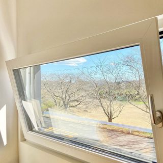 2階子供部屋

窓の外は春支度

桜いよいよ…です！

四季薫る街　富士見台で

今年は桜を楽しみましょ♪

明日は都合により
午後13時からオープン。

お問い合わせは
Besso ALTANA
☎︎0545-67-3939へ

#春
#桜
#花見
#桜開花
#桜の名所
#借景
#子供部屋
#窓からの景色 
#openhouse 
#モデルハウス
#ベッソアルタナ

#借景

#富士山のある風景 
#家具#インテリア
#心地よい空間
#心地よい暮らし 
#パッシブデザイン
#デザイン
#第一建設
#一枚板
#マイホーム計画中
#家づくり
#間取り
#収納術 
#子育て
#ファミリー
#富士市イベント
#静岡イベント
#富士市
@livingd_works_daiichikensetsu