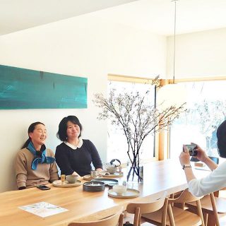 ☕︎お母様と

最初のお客様は
お母様とご一緒に。

仲の良い素敵なおふたり
記念写真の撮影を
お手伝いさせていただきました。

モデルハウス内は
どこでも自由に撮影可能です。

インテリア、
間取り、家づくりの
ヒントになれば嬉しいです。
ご相談もお気軽にどうぞ
Besso  ALTANA
☎︎0545-67-3939

#桜
#母娘
#笑顔
#撮影
#抹茶
#体感
#五感
#間取り
#収納術
#家づくり
#波佐見焼 
#スイーツ
#花のある暮らし 
#暮らしを楽しむ 
#ワークショップ
#イベント
#子育て
#春休み
#キッズ

#モデルハウス
#ベッソアルタナ
#見学会#富士市
#限定メニュー
#bessoaltana 
#openhouse 
#macha#cafe
#hasamiporcelain 
#cherryblossom
@livingd_works_daiichikensetsu