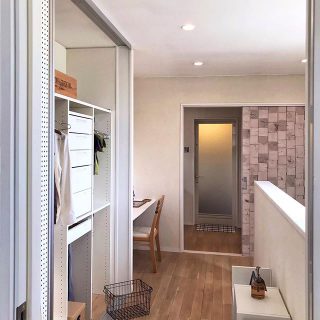 HIBIKI Duo モデルハウス
.
家事スペース　ユニットバスからの家事動線
.
#モデルハウス#ハウスワークスペース#家事動線#引戸収納
#藤枝 ------------------------------
@daiichi_fujieda
藤枝市水守2-1-1
TEL054-645-5900
------------------------------
,
,
住まいのご相談やモデルハウス見学 、お気軽にご予約ください😊
ご興味のある方はお電話、HP、DMからどうぞ！
,
livingd 第一建設 藤枝支店は#静岡県 #藤枝市 にあります✨
,
HOUSE OF THE YEAR in ENERGY 特別優秀賞3年連続特別優秀賞受賞や
#長期優良住宅 ZEH など性能の高い建物はもちろん#無垢の床 や#自然素材 を生かしたデザイン性のある注文住宅を中心に木の家 を造っています✨
,
藤枝支店は水曜日定休で#モデルハウス を公開中です！
隣接する XOXO （キスキス）はZEH仕様の #カフェ です。（水曜＆土曜 定休）
子育て世代のパパ 静岡ママ にぴったりの#家づくり をサポートいたします✨  #施工実例静岡県 #藤枝市 にあります✨
,
HOUSE OF THE YEAR in ENERGY 特別優秀賞3年連続特別優秀賞受賞や
#長期優良住宅 ZEH など性能の高い建物はもちろん#無垢の床 や#自然素材 を生かしたデザイン性のある注文住宅を中心に木の家 を造っています✨
,
藤枝支店は水曜日定休で#モデルハウス を公開中です！
隣接する XOXO （キスキス）はZEH仕様の #カフェ です。（水曜＆土曜 定休）
子育て世代のパパ 静岡ママ にぴったりの#家づくり をサポートいたします✨