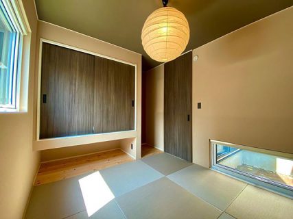 ・
落ち着いた色味の半帖畳と建具。
和過ぎずモダン過ぎずちょうど良い。
吊り押入の下にはお泊まり時の荷物を置いたり。
-
-
-
詳細や質問はメールやDMでご連絡ください✉️
-
家づくりのこだわりは様々💡
それはお施主様も建築会社も同じ👌
数枚の四角だけでは伝え切れない
第一建設の家づくりに対する想い。
それはホームページを覗いてみてください☺️
-
〜〜〜〜〜〜〜〜〜〜〜〜〜〜〜〜
夢を描こう。創ろう。
#LivingD の第一建設
ホームページはプロフィールから。
🏠 ▶︎▶︎▶︎ @livingd_numazu
〜〜〜〜〜〜〜〜〜〜〜〜〜〜〜〜
-
#第一建設 沼津支店は沼津ぐるめ街道沿いにあり、カフェ(@cafe_ldk)併設のモデルハウスが隣接しています。
日替りで五感を刺激するイベントを開催中。
詳しくはCulas+沼津(@culasplus_numazu)から。
楽しい#家づくり を共有しましょう😊
-
=施工エリア例==========
沼津市 三島市 清水町 長泉町
裾野市 御殿場市 小山町 
函南町 伊豆の国市 伊豆市 他
====================
-
-
#沼津 #富士 #静岡 #HIBIKI #新築 #住宅 #注文住宅 #自由設計 #マイホーム #施工事例 #内観 #インテリア #和室 #畳 #押入 #和室インテリア #おしゃれな家 #高性能住宅