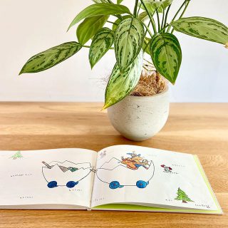 お菓子作りの先生『グリとグラ』 （福音館書店）@fukuinkan_pr
.
絵本に登場する『ふわふわのカステラ』は　次回へお預けとなりましたが…笑（前投稿参照） .
2人は工作も得意で『大きな卵の殻』は乗り物になりました。
.
モデルハウスで販売中のこちら
葉模様の美しい『アグラオネマ』は
卵形の鉢カバー付き（3500yen+tax）
マットでザラっとした質感が人気です。
グリーンのある暮らしをどうぞ♪
.
#インテリア
#インテリアグリーン
#グリーンのある暮らし .
#stayhome 
#おうち時間
#グリとグラ
#福音館書店
.
.
建物見学は１組ずつ
貸切にて御案内しております。
事前のご連絡をお願いいたします。
.
Besso  ALTANA
☎︎0545-67-3939
.
.
#こどものいる暮らし 
#モデルハウス#暮らし
#心地よい暮らし 
#リビングインテリア 
#パッシブデザイン
#デザイン
#HIBIKIの家
#間取り
#収納術
#一枚板
#ダイニング
#ダイニングテーブル 
#モデルハウス販売中 
@livingd_kibaco_03
#マイホーム計画中
#openhouse
#富士市
#静岡
#別荘

@livingd_works_daiichikensetsu