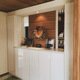 H I B I K I  Duo(デュオ)
モデルハウス
広がりのある玄関が家族を迎える

#モデルハウス#エントランス
#リビング #ウォールナット ------------------------------
@daiichi_fujieda
藤枝市水守2-1-1
TEL054-645-5900
------------------------------
,
,
住まいのご相談やモデルハウス見学 、お気軽にご予約ください😊
ご興味のある方はお電話、HP、DMからどうぞ！
,
livingd 第一建設 藤枝支店は#静岡県 #藤枝市 にあります✨
,
HOUSE OF THE YEAR in ENERGY 特別優秀賞3年連続特別優秀賞受賞や
#長期優良住宅 ZEH など性能の高い建物はもちろん#無垢の床 や#自然素材 を生かしたデザイン性のある注文住宅を中心に木の家 を造っています✨
,
藤枝支店は水曜日定休で#モデルハウス を公開中です！
隣接する XOXO （キスキス）はZEH仕様の #カフェ です。（水曜＆土曜 定休）
子育て世代のパパ 静岡ママ にぴったりの#家づくり をサポートいたします✨  #施工実例静岡県 #藤枝市 にあります✨
,
HOUSE OF THE YEAR in ENERGY 特別優秀賞3年連続特別優秀賞受賞や
#長期優良住宅 ZEH など性能の高い建物はもちろん#無垢の床 や#自然素材 を生かしたデザイン性のある注文住宅を中心に木の家 を造っています✨
,
藤枝支店は水曜日定休で#モデルハウス を公開中です！
隣接する XOXO （キスキス）はZEH仕様の #カフェ です。（水曜＆土曜 定休）
子育て世代のパパ 静岡ママ にぴったりの#家づくり をサポートいたします✨  #施工実例