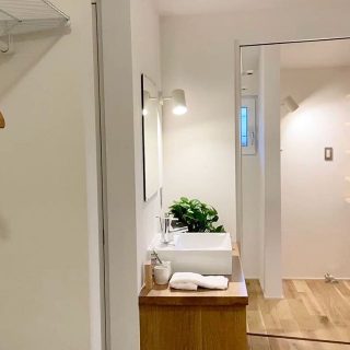 \\ 毎日の事だから導線も大切！// .
.
クロークから着替えを持つ☞お風呂に入る☞洗濯☞ドライルームへ干す☞乾いたら家族共有クロークへ
.
濡れた洗濯物は…重たい。涙。
例えばランドリースペースなら
夜干し派の御家族にもオススメ！！ 暮らしのスタイルにあわせて
家事負担の少ない心地よい家づくり！
.
.
お家にいても見学会気分で
楽しんでもらえるよう
ムービー見学会を
お届けします♪

しつらえ・家具・雑貨等　
取扱い @hanare_altana 
Instagramアカウント@besso_altana 
お楽しみに✴︎ 御来場予約・知りたい事・ご相談お電話でも承ります。お気軽にどうぞ
Besso ALTANA☎︎0545-67-3939

#instagram
#ムービー
#見学会

#暮らし
#イメージ
#暮らすように過ごす
#ランドリールーム 
#部屋干し
#openhouse 
#mtfuji
#cherryblossom 
#モデルハウス
#ベッソアルタナ
#家具#インテリア
#パッシブデザイン
#デザイン
#第一建設
#一枚板
#マイホーム計画中
#家づくり
#間取り
#収納術 
#子育て
#ファミリー
#富士市
#静岡市
#沼津市
#暮らしの提案
@livingd_works_daiichikensetsu
@livingd_fudousan_chintai
@livingd_kibaco_03

#おうち時間を楽しむ