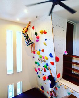 . ボルダリング姉妹の遊び場所。
かぶり壁のある場所は、スキップステージのある階段吹き抜け。

お家で鍛える、遊ぶ。

#ボルダリング女子 
#ボルダリングのある家 
自然美
機能美
性能美

デザインと性能と快適を兼ね備える家。 ・
沼津市趣味を詰め家族で愉しむ家
・

#クライミング
#かぶりかべ
#オーバーハング
#階段
#吹き抜け
#第一建設

#HIBIKIプレミアムの家 .

資料請求・ブログ・会社のコト・イベント・見学会情報
もっと詳しくはプロフィールページのURLをクリック！
.
.
━━━━━━━━━━━━━━━━
◎新築住宅の実例を紹介しています！ 🏠 ▶︎ @livingd_works_daiichikensetsu ・
◎写真の気になることやご質問 メッセージでお気軽に！
担当建築士・デザイナー・コーディネーターがお答えしています！ ▶︎ @livingd_works_daiichikensetsu ━━━━━━━━━━━━━━━━ .
.
1973年創業　ロングライフカンパニー LivingD 第一建設株式会社のオリジナルブランド
HIBIKIの家・KIBACOの家は
◎命を守る家
◎未来性能の家
◎ロングライフ設計
を基準に「自然美」×「機能美」×「性能美」を兼ね備え
未来を見据えたロングライフデザイン の家です！
.
.
この先の未来も、実績あるプロフェッショナル集団が
住まいと暮らしづくりをサポートします！
.
新モデルハウス公開中。 @besso_altana
.
拠点
富士支店・沼津支店・藤枝支店・富士吉田支店
━━━━━━━━━━━━━━━━
新築・リフォーム・リノベーション
施工エリア
━━━━━━━━━━━━━━━━
静岡県
#富士市 #富士宮市  #沼津市  #三島市・函南町・裾野市・御殿場市・小山町・
伊豆市・伊豆の国市・長泉町・清水町・熱海市・伊東市
静岡市・藤枝市・焼津市・島田市・吉田町・御前崎市・菊川市・牧之原市・掛川市
山梨県

山梨県
富士吉田市・甲府市・都留市・甲斐市・笛吹市・西桂町・忍野村・山中湖村・鳴沢村・富士河口湖町
━━━━━━━━━━━━━━━━
住まいと暮らしの LivingD 事業
━━━━━━━━━━━━━━━━
#マイホーム計画 
#マイホーム計画中の人と繋がりたい 
#注文住宅 #新築 # #マイホーム計画  #新築マイホーム #新築住宅  #マイホーム計画中の人と繋がりたい  #お家 #おうち#hibiki #見学会 #リノベーション  #ロングライフデザイン
#注文住宅　#インテリアデザイン