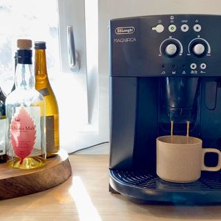 ☕︎珈琲タイム
.

いいお天気ですね。
窓を開けて休憩しましょう♪
.
.
カップは　@official_hasamiporcelain .
.
HASAMI PORCELAINの魅力は、器が手や口に触れた時の感覚にある。陶器に比べて引き締まったシャープさがあり、通常の磁器よりも優しく有機的な感触が心地よい。独特の素材感によってもたらされるマットな風合いと色彩は、どんな食材と合わせても違和感がなく、フードやドリンクを引き立ててくれる。
（公式HPより）
.
.
☑︎取扱い　@hanare_altana .
#おうち時間 
#おうちカフェ
#おうち時間を楽しむ
#アルタナ
#アルタナの別荘
#ベッソアルタナ
#珈琲
#デロンギ
#エスプレッソ
#coffeetime 
@delonghi_japan 
#ハサミポーセリン
#マグカップ 
#器#器好き
#篠本拓宏 .
.
#富士市
#家づくり
#モデルハウス
#暮らしを楽しむ 
#暮らしを整える