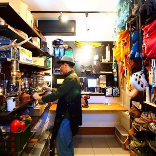 . アウトドアライフを家に丁寧にかっこよく詰め込む。

玄関土間部屋。

自然美
機能美
性能美

デザインと性能と快適を兼ね備える家。 ・
沼津市趣味を詰め家族で愉しむ家
・

#収納
#アウトドア
#キャンプ
#ボルダリング
#玄関土間
#整理整頓 
#第一建設

#ウエスタンレッドシダー
#HIBIKIプレミアムの家 .

資料請求・ブログ・会社のコト・イベント・見学会情報
もっと詳しくはプロフィールページのURLをクリック！
.
.
━━━━━━━━━━━━━━━━
◎新築住宅の実例を紹介しています！ 🏠 ▶︎ @livingd_works_daiichikensetsu ・
◎写真の気になることやご質問 メッセージでお気軽に！
担当建築士・デザイナー・コーディネーターがお答えしています！ ▶︎ @livingd_works_daiichikensetsu ━━━━━━━━━━━━━━━━ .
.
1973年創業　ロングライフカンパニー LivingD 第一建設株式会社のオリジナルブランド
HIBIKIの家・KIBACOの家は
◎命を守る家
◎未来性能の家
◎ロングライフ設計
を基準に「自然美」×「機能美」×「性能美」を兼ね備え
未来を見据えたロングライフデザイン の家です！
.
.
この先の未来も、実績あるプロフェッショナル集団が
住まいと暮らしづくりをサポートします！
.
新モデルハウス公開中。 @besso_altana
.
拠点
富士支店・沼津支店・藤枝支店・富士吉田支店
━━━━━━━━━━━━━━━━
新築・リフォーム・リノベーション
施工エリア
━━━━━━━━━━━━━━━━
静岡県
#富士市 #富士宮市  #沼津市  #三島市・函南町・裾野市・御殿場市・小山町・
伊豆市・伊豆の国市・長泉町・清水町・熱海市・伊東市
静岡市・藤枝市・焼津市・島田市・吉田町・御前崎市・菊川市・牧之原市・掛川市
山梨県

山梨県
富士吉田市・甲府市・都留市・甲斐市・笛吹市・西桂町・忍野村・山中湖村・鳴沢村・富士河口湖町
━━━━━━━━━━━━━━━━
住まいと暮らしの LivingD 事業
━━━━━━━━━━━━━━━━
#マイホーム計画 
#マイホーム計画中の人と繋がりたい 
#注文住宅 #注文住宅新築 #新築 #新築一戸建て #マイホーム計画  #新築マイホーム #新築住宅  #一戸建て #戸建て #お家 #おうち#hibiki #見学会 #リノベーション  #ロングライフデザイン
#注文住宅　#インテリアデザイン
