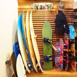 . ウエスタンレッドシダーのスリット壁は、自由に可変する自然美と機能美を兼ね備える、収納棚
#アルタナ 
好きを
置いたり、立てたり、吊したり

自然美
機能美
性能美

デザインと性能と快適を兼ね備える家。 ・
沼津市趣味を詰め家族で愉しむ家
・

#収納
#アウトドア
#スノーボード 
#スケートボード 
#サーフボード
#玄関土間
#整理整頓 
#第一建設

#ウエスタンレッドシダー

#HIBIKIプレミアムの家 .

資料請求・ブログ・会社のコト・イベント・見学会情報
もっと詳しくはプロフィールページのURLをクリック！
.
.
━━━━━━━━━━━━━━━━
◎新築住宅の実例を紹介しています！ 🏠 ▶︎ @livingd_works_daiichikensetsu ・
◎写真の気になることやご質問 メッセージでお気軽に！
担当建築士・デザイナー・コーディネーターがお答えしています！ ▶︎ @livingd_works_daiichikensetsu ━━━━━━━━━━━━━━━━ .
.
1973年創業　ロングライフカンパニー LivingD 第一建設株式会社のオリジナルブランド
HIBIKIの家・KIBACOの家は
◎命を守る家
◎未来性能の家
◎ロングライフ設計
を基準に「自然美」×「機能美」×「性能美」を兼ね備え
未来を見据えたロングライフデザイン の家です！
.
.
この先の未来も、実績あるプロフェッショナル集団が
住まいと暮らしづくりをサポートします！
.
新モデルハウス公開中。 @besso_altana
.
拠点
富士支店・沼津支店・藤枝支店・富士吉田支店
━━━━━━━━━━━━━━━━
新築・リフォーム・リノベーション
施工エリア
━━━━━━━━━━━━━━━━
静岡県
#富士市 #富士宮市  #沼津市  #三島市・函南町・裾野市・御殿場市・小山町・
伊豆市・伊豆の国市・長泉町・清水町・熱海市・伊東市
静岡市・藤枝市・焼津市・島田市・吉田町・御前崎市・菊川市・牧之原市・掛川市
山梨県

山梨県
富士吉田市・甲府市・都留市・甲斐市・笛吹市・西桂町・忍野村・山中湖村・鳴沢村・富士河口湖町
━━━━━━━━━━━━━━━━
住まいと暮らしの LivingD 事業
━━━━━━━━━━━━━━━━
#マイホーム計画 
#マイホーム計画中の人と繋がりたい 
#注文住宅 #新築 # #マイホーム計画  #新築マイホーム #新築住宅  #マイホーム計画中の人と繋がりたい  #お家 #おうち#hibiki #見学会 #リノベーション  #ロングライフデザイン
#注文住宅　#インテリアデザイン