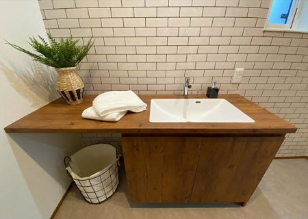 ・
洗面台はユニットタイプもあれば造作タイプもあります。
こちらは半ユニットタイプで、
水栓金具、カウンターや扉の色、
サイズを選んでオリジナルに仕上げました。
・
4月18日(土)19日(日)
10時00分〜16時00分
駿東郡小山町用沢
完成見学会開催🏠✨
詳細は右へスワイプでQRから👆
#ピットリビングと大空間吹抜けのある家
コロナウィルス対策として、
ご来場が重なった場合は時差案内を致します。
皆様のご協力よろしくお願い致します。
-
-
-
詳細や質問はメールやDMでご連絡ください✉️
-
家づくりのこだわりは様々💡
それはお施主様も建築会社も同じ👌
数枚の四角だけでは伝え切れない
第一建設の家づくりに対する想い。
それはホームページを覗いてみてください☺️
-
〜〜〜〜〜〜〜〜〜〜〜〜〜〜〜〜
夢を描こう。創ろう。
#LivingD の第一建設
ホームページはプロフィールから。
🏠 ▶︎▶︎▶︎ @livingd_numazu
〜〜〜〜〜〜〜〜〜〜〜〜〜〜〜〜
-
#第一建設 沼津支店は沼津ぐるめ街道沿いにあり、カフェ(@cafe_ldk)併設のモデルハウスが隣接しています。
日替りで五感を刺激するイベントを開催中。
詳しくはCulas+沼津(@culasplus_numazu)から。
楽しい#家づくり を共有しましょう😊
-
=施工エリア例==========
沼津市 三島市 清水町 長泉町
裾野市 御殿場市 小山町 
函南町 伊豆の国市 伊豆市 他
====================
-
-
#沼津 #富士 #静岡 #HIBIKI #新築 #住宅 #注文住宅 #自由設計 #マイホーム  #施工実例 #内観 #インテリア #水回り #洗面台 #木目調 #スマートサニタリー #木の家 #おしゃれな家 #高性能住宅 #見学会 #完成見学会