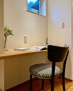 ・
ママの隠れ家？秘密基地？
キッチン横に配置した家事ルーム。
背面にはパントリーも備えてます。
・
4月18日(土)19日(日)
10時00分〜16時00分
駿東郡小山町用沢
完成見学会開催🏠✨
詳細は右へスワイプでQRから👆
#ピットリビングと大空間吹抜けのある家
コロナウィルス対策として、
ご来場が重なった場合は時差案内を致します。
皆様のご協力よろしくお願い致します。
-
-
-
詳細や質問はメールやDMでご連絡ください✉️
-
家づくりのこだわりは様々💡
それはお施主様も建築会社も同じ👌
数枚の四角だけでは伝え切れない
第一建設の家づくりに対する想い。
それはホームページを覗いてみてください☺️
-
〜〜〜〜〜〜〜〜〜〜〜〜〜〜〜〜
夢を描こう。創ろう。
#LivingD の第一建設
ホームページはプロフィールから。
🏠 ▶︎▶︎▶︎ @livingd_numazu
〜〜〜〜〜〜〜〜〜〜〜〜〜〜〜〜
-
#第一建設 沼津支店は沼津ぐるめ街道沿いにあり、カフェ(@cafe_ldk)併設のモデルハウスが隣接しています。
日替りで五感を刺激するイベントを開催中。
詳しくはCulas+沼津(@culasplus_numazu)から。
楽しい#家づくり を共有しましょう😊
-
=施工エリア例==========
沼津市 三島市 清水町 長泉町
裾野市 御殿場市 小山町 
函南町 伊豆の国市 伊豆市 他
====================
-
-
#沼津 #富士 #静岡 #HIBIKI #新築 #住宅 #注文住宅 #自由設計 #マイホーム  #施工実例 #内観 #インテリア #家事室 #パントリー #カウンター #木の家 #おしゃれな家 #高性能住宅 #見学会 #完成見学会