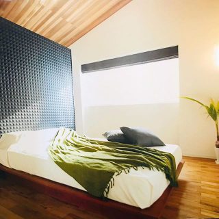 高さのある窓から 朝陽挿し込むbedroom .
. HIBIKI Duo モデルハウス
寝室 .
#bedroom #寝室 #寝室インテリア #寝室の窓 ------------------------------
@daiichi_fujieda
藤枝市水守2-1-1
TEL054-645-5900
------------------------------
,
,
住まいのご相談やモデルハウス見学 、お気軽にご予約ください😊
ご興味のある方はお電話、HP、DMからどうぞ！
,
livingd 第一建設 藤枝支店は#静岡県 #藤枝市 にあります✨
,
HOUSE OF THE YEAR in ENERGY 特別優秀賞3年連続特別優秀賞受賞や
#長期優良住宅 ZEH など性能の高い建物はもちろん#無垢の床 や#自然素材 を生かしたデザイン性のある注文住宅を中心に木の家 を造っています✨
,
藤枝支店は水曜日定休で#モデルハウス を公開中です！
隣接する XOXO （キスキス）はZEH仕様の #カフェ です。（水曜＆土曜 定休）
子育て世代のパパ 静岡ママ にぴったりの#家づくり をサポートいたします✨  #施工実例静岡県 #藤枝市 にあります✨
,
HOUSE OF THE YEAR in ENERGY 特別優秀賞3年連続特別優秀賞受賞や
#長期優良住宅 ZEH など性能の高い建物はもちろん#無垢の床 や#自然素材 を生かしたデザイン性のある注文住宅を中心に木の家 を造っています✨
,
藤枝支店は水曜日定休で#モデルハウス を公開中です！
隣接する XOXO （キスキス）はZEH仕様の #カフェ です。（水曜＆土曜 定休）
子育て世代のパパ 静岡ママ にぴったりの#家づくり をサポートいたします✨  #施工実例