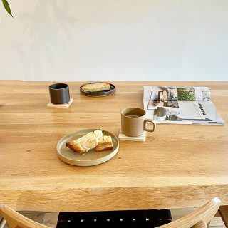\\一枚板ダイニングが好評です！// 家族で揃って食事。子供たちの勉強。趣味の手仕事。珈琲を片手に新聞を読む。夫婦の語らい。

全てを丸ごと受けとめてくれる
大きなダイニングテーブルは
わが家のシンボルツリー✳︎✳︎ お好みの一枚板を探してみませんか？
ご相談も受け賜ります。

@livingd_works_daiichikensetsu 
@hanare_altana 
長さ:3メートル
材木:北海道産水楢

１組ずつ御案内いたします。
お電話・HPにて御予約どうぞ♪

Besso  ALTANA
☎︎0545-67-3939

#朝の風景 
#あさごぱん 
#展示会#モデルハウス
#暮らし#心地よい暮らし 
#リビングインテリア 
#パッシブデザイン
#デザイン
#HIBIKIの家
#間取り
#収納術
#一枚板
#モデルハウス販売中 
@livingd_kibaco_03
#マイホーム計画中
#openhouse
#富士市
#静岡
#別荘