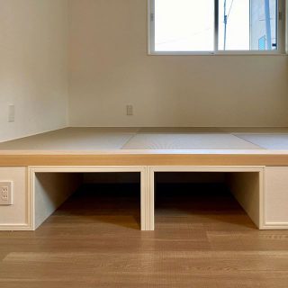 ・
40cm高くした畳コーナーの下は
カゴなどうまく組み合わせて使える収納に。
大工の腕が光ります。
-
-
-
詳細や質問はメールやDM等でご連絡ください✉️
-
ホームページにて家づくりのあれこれを公開中💡
-
〜〜〜〜〜〜〜〜〜〜〜〜〜〜〜〜
夢を描こう。創ろう。
#LivingD の第一建設
ホームページはプロフィールから。
🏠 ▶︎▶︎▶︎ @livingd_numazu
〜〜〜〜〜〜〜〜〜〜〜〜〜〜〜〜
-
#第一建設 沼津支店は沼津ぐるめ街道沿いにあり、カフェ(@cafe_ldk)併設のモデルハウスが隣接しています。
日替りで五感を刺激するイベントを開催中。
詳しくはCulas+沼津(@culasplus_numazu)から。
楽しい#家づくり を共有しましょう😊
-
=施工エリア例==========
沼津市 三島市 清水町 長泉町
裾野市 御殿場市 小山町 
函南町 伊豆の国市 伊豆市 他
====================
-
-
#沼津 #富士 #静岡 #HIBIKI #新築 #住宅 #注文住宅 #自由設計 #マイホーム #施工事例 #内観 #インテリア #和室 #畳コーナー #畳 #小上がり #造作 #収納 #おしゃれな家 #高性能住宅