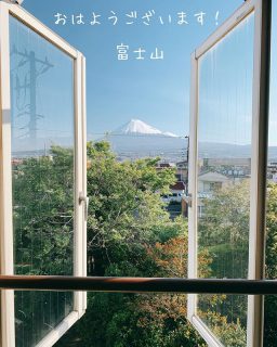 第一建設本社3階よりおはようございます☀

第一建設HPから相談希望で承ります(^^) 外に出たくないけどお家づくりの話を聞きたい！

お任せください😄
■ZOOM
■LINEビデオ通話
■Face Time（WiFi環境がありiPhoneの時）
で打合せいたします👌

詳細はHP、DMでも🆗です✋
livingdスタッフ二又川

家に居ながらマイホーム計画
🏠新築住宅の実例を紹介しています！
@livingd_works_daiichikensetsu 🐻LINEで家づくり相談できます！
詳しくは弊社HPをご覧くださいね。
まずはこちらのコメントでもどうぞ☺︎ #第一建設
#livingd第一建設 
#家づくり
#ご相談ください 
#心地よい空間
#心地よい暮らし 
#パッシブデザイン
#デザイン
#第一建設
#一枚板
#マイホーム計画中
#家づくり
#間取り
#収納術 
#子育て
#ファミリー
#沼津市
#三島市
#静岡市
#藤枝市
#掛川市