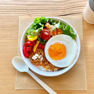 \\ おうちでアルタナ☕︎//
.
いよいよ5/7〜スタート(予定)です。
@altana_cafe .
アルタナカフェ店内営業は引き続き休業。ぜひテイクアウトで『おうちでアルタナカフェ』をお楽しみくださいね♡ᵕ̈*⑅
.
頑張るパパママ応援！キッズメニューはお得にご用意しました。
.
詳細は @altana_cafe へ
おうちでアルタナ召し上がれ。
.
.
#stayhome
#テイクアウト
#うすべにたまご
#キーマカレー
#おうちごはん
#おうちカフェ
#おうちカフェごはん
#目玉焼き
#カフェ巡り 
#一枚板
#ブックカフェ
#cafe 
#富士市カフェ
#富士市ランチ
#富士市テイクアウト
#富士市
#パパママ
#子育て応援