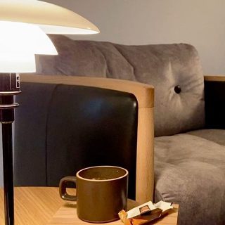 ☕︎パーソナルソファという贅沢空間。
.
.
膝を抱えてゆったりと
読書や映画鑑賞を楽しめるサイズ📖
.
一人掛けソファで誰にも邪魔されず
おうち時間を贅沢に。。
.
.
.
#ソーシャルディスタンス
#ルイスポールセン 
#フジファニチャー
#パーソナルソファ
#読書#珈琲
#大人の時間
@louispoulsen 
@fuji_furniture_1959 
お家にいても見学会気分で
楽しんでもらえるよう
ムービー見学会を
お届けします♪ ☞家具取扱い @hanare_altana ☞建物見学　@besso_altana 
知りたい事・ご相談は
お電話でも承ります。
お気軽にどうぞ
Besso ALTANA☎︎0545-67-3939

#instagram
#ムービー
#見学会

#暮らし
#イメージ
#暮らすように過ごす
#openhouse 
#モデルハウス
#ベッソアルタナ
#家具#インテリア
#デザイン
#第一建設
#一枚板
#マイホーム計画中
#家づくり
#間取り
#収納術 
#子育て
#富士市
#静岡市
#沼津市
#暮らしの提案
@livingd_works_daiichikensetsu
@livingd_kibaco_03