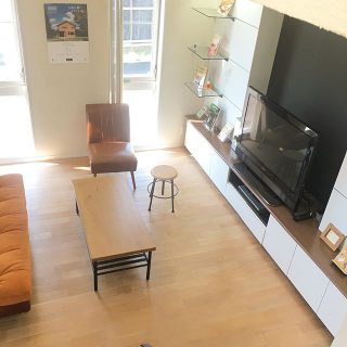 H I B I K I  Duo(デュオ)
モデルハウス
明るく温かみを感じるリビング

#モデルハウス
#リビング #ウォールナット ------------------------------
@daiichi_fujieda
藤枝市水守2-1-1
TEL054-645-5900
------------------------------
,
,
住まいのご相談やモデルハウス見学 、お気軽にご予約ください😊
ご興味のある方はお電話、HP、DMからどうぞ！
,
livingd 第一建設 藤枝支店は#静岡県 #藤枝市 にあります✨
,
HOUSE OF THE YEAR in ENERGY 特別優秀賞3年連続特別優秀賞受賞や
#長期優良住宅 ZEH など性能の高い建物はもちろん#無垢の床 や#自然素材 を生かしたデザイン性のある注文住宅を中心に木の家 を造っています✨
,
藤枝支店は水曜日定休で#モデルハウス を公開中です！
隣接する XOXO （キスキス）はZEH仕様の #カフェ です。（水曜＆土曜 定休）
子育て世代のパパ 静岡ママ にぴったりの#家づくり をサポートいたします✨  #施工実例静岡県 #藤枝市 にあります✨
,
HOUSE OF THE YEAR in ENERGY 特別優秀賞3年連続特別優秀賞受賞や
#長期優良住宅 ZEH など性能の高い建物はもちろん#無垢の床 や#自然素材 を生かしたデザイン性のある注文住宅を中心に木の家 を造っています✨
,
藤枝支店は水曜日定休で#モデルハウス を公開中です！
隣接する XOXO （キスキス）はZEH仕様の #カフェ です。（水曜＆土曜 定休）
子育て世代のパパ 静岡ママ にぴったりの#家づくり をサポートいたします✨  #施工実例